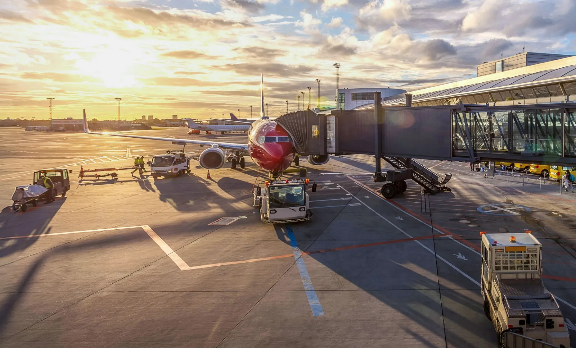 Flugzeug bei der Verladung am Flughafen